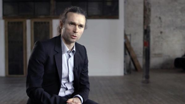 Bild 1 von 8: Im Bild: Benjamin Steininger, Kulturwissenschaftler, Co-Kurator der Ausstellung Oil. Schönheit und Schrecken des Erdölzeitalters im Kunstmuseum Wolfsburg.