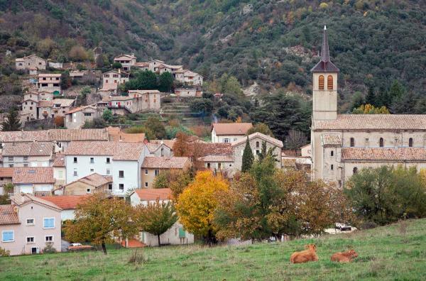 Bild 1 von 3: Das Dorf Jaujac liegt in der Ardèche, eingebettet in einen ehemaligen Vulkankessel.