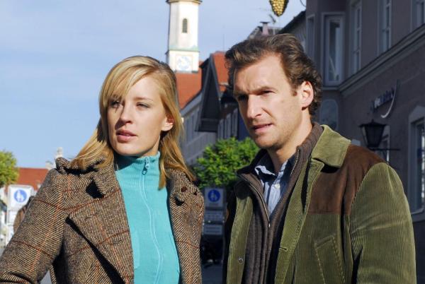 Bild 1 von 10: Rebecca (Lilian Klebow, l.) ist eingeschüchtert und verhält sich bei den Ermittlungen im Fall Georg Wittke betont arglos. Sie will auf keinen Fall, dass Mark (Siegfried Terpoorten, r.) erfährt, dass Murnaus ausgebuchter Physiotherapeut sie, wie viele andere Frauen auch, nicht nur auf der Massageliege verwöhnt hat ...