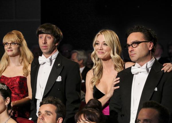 Bild 1 von 12: (v.l.n.r.) Bernadette (Melissa Rauch); Howard Wolowitz (Simon Helberg); Penny (Kaley Cuoco); Leonard Hofstadter (Johnny Galecki)