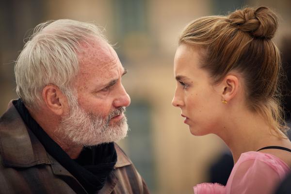 Bild 1 von 3: Villanelle (Jodie Comer) muss sich schlechte Nachrichten von ihrem Kontaktmann Konstantin (Kim Bodnia) anhören. Nach ihrem letzten Auftrag haben ihre Arbeitgeber Zweifel an Villanelles psychischer Verfassung. Bis das nicht geklärt ist, bekommt sie keine weiteren Aufträge.