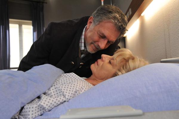 Bild 1 von 10: Julius (Michele Oliveri, oben); Charlotte (Mona Seefried, unten)