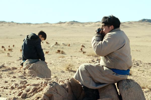 Bild 1 von 4: Davaasuren Dagvasuren beobachtet seine Schafherde in der kargen Steppe der Mongolei.