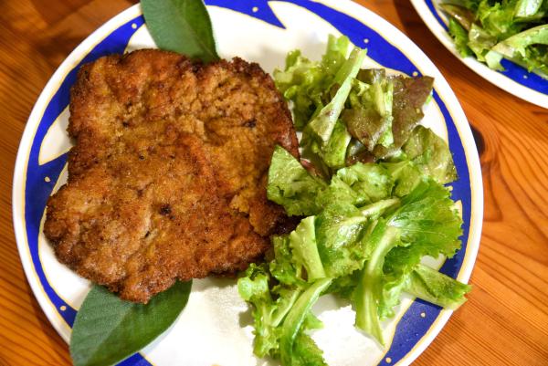 Bild 1 von 9: Cotoletta alla milanese, als Secondo Piatto serviert mit Salat.