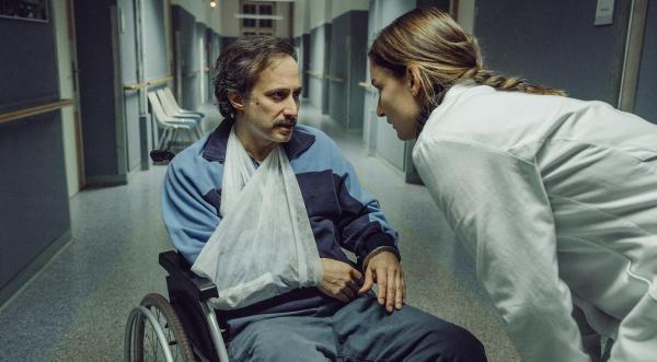 Bild 1 von 10: Im Bild: Vor dem MRT-Raum im Krankenhaus inszenieren Frederike (Marie Leuenberger, rechts) und Zankl (Michael Ostrowski, links) ein Theater um sich kurz zu verständigen.