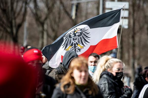 Bild 1 von 2: Protest unter der Flagge des Kaiserreichs - sogenannte Reichsbürge\
