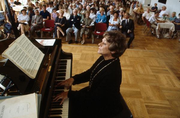 Bild 1 von 1: Oma Drombusch (Grete Wurm), ehemals Klavierlehrerin, gibt einen Konzertabend, der Folgen haben wird.