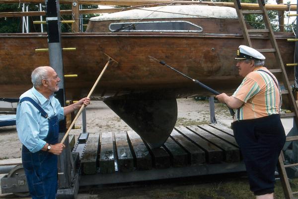 Bild 1 von 3: Herr Paschulke (Helmut Krauss, r.) muss feststellen, dass sein frisch geerbtes Segelboot alles andere als ein Prachtstück ist. Es ist aber zu retten, meint der Hafenmeister. Peter (Peter Lustig, l.) hilft kräftig mit, den Kahn wieder seetüchtig zu machen.