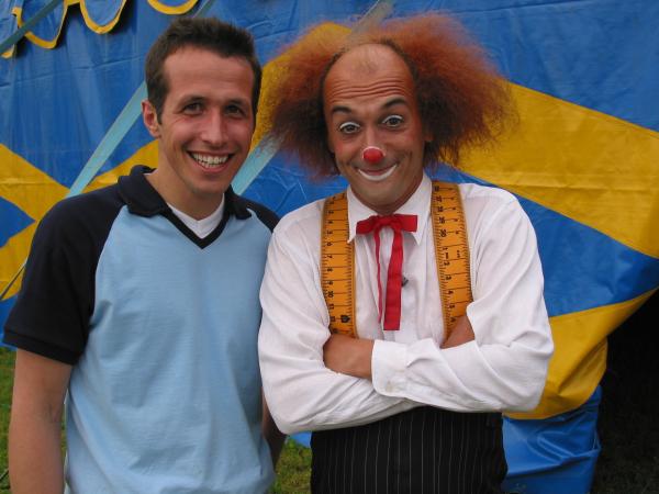 Bild 1 von 1: Willi (links) blickt hinter die Kulissen vom Zirkusleben. Er hilft beim Zeltaufbau und lernt die Artisten kennen.