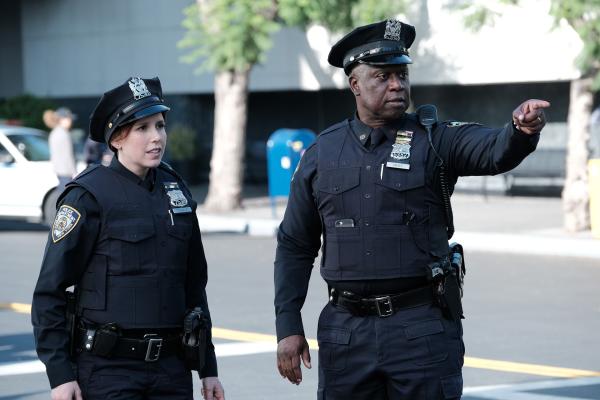 Bild 1 von 13: Debbie Fogle (Vanessa Bayer, l.); Ray Holt (André Braugher, r.)