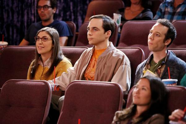Bild 1 von 8: Bei einem Kinobesuch mit Penny, Leonard, Raj und Stuart (Kevin Sussman, r.) erzwingt Amy (Mayim Bialik, l.) Händchenhalten von Sheldon (Jim Parsosns, M.), was ihm allerdings gar nicht recht ist ...