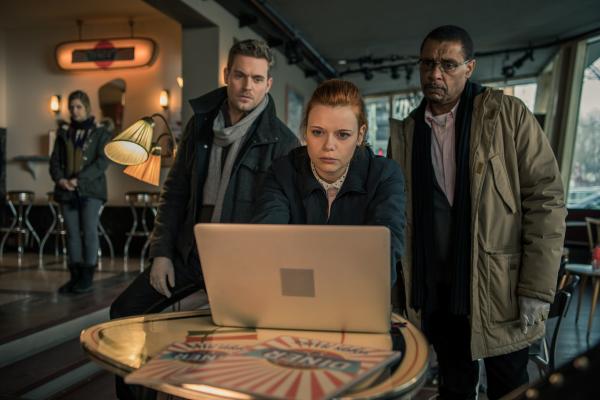Bild 1 von 6: Dominik Morgenstern (Joscha Kiefer, l.), Franz Ainfachnur (Christofer v. Beau, r.) und Billie Curio (Sina Reiß, M.) ermitteln im Diner und werden dabei von Nadja Belke (Susan Sideropoulos, l.) beobachtet.