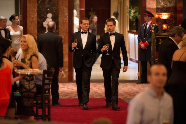 Bild 1 von 2: Im Casino nehmen Harvey (Gabriel Macht, l.) und Mike (Patrick J. Adams, r.)  die Spur eines dubiosen Vertrags auf. Doch zwischen Jetons und Champagner steht mehr auf dem Spiel als nur Geld.