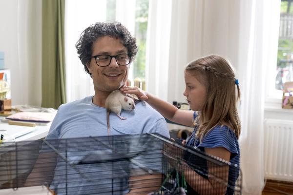 Bild 1 von 4: Die Nachbarin bittet Lina auf ihre Ratte Amadeus aufzupassen. Jedoch mag Lina aber keine Ratten.