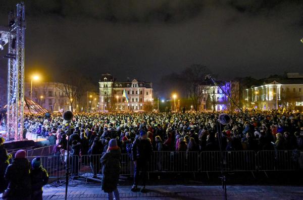 Bild 1 von 3: Einen Tag nach dem Einmarsch Russlands in die Ukraine organisierte der lettische Popsänger Ralfs Eilands ein großes Solidaritätskonzert in Riga, das unter dem Motto \