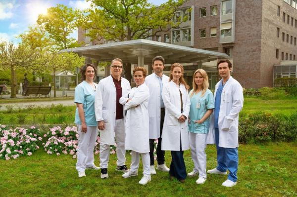 Bild 1 von 22: (v.l.n.r.) Gitta Müller (Mieke Schymura); Dr. Gregor Wemuth (Karsten Speck); Dr. Barbara Berg (Muriel Baumeister); Dr. Erik Behrens (Daniel Buder); Dr. Lea Wolff (Sina Valeska Jung); Nico Menke (Isabel Hinz); Radu Florea (Richard Ciuchendea)
