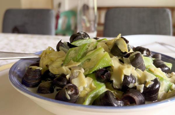 Bild 1 von 3: In Pinay kochen Crestita und Angelica Bambus und Meeresfrüchte in Kokosmilch, anschließend geben sie Reis und Okras hinzu, die geschmacklich an Auberginen erinnern.