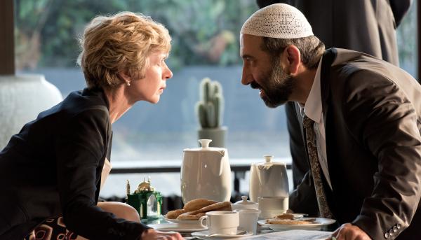 Bild 1 von 3: Die Bürgermeisterin Ursel Piepenkötter (Anna Stieblich) hat den neuen Hodscha (Hilmi Sözer) in ihr Büro eingeladen. Schnell wird klar: so schnell werden die Beiden keine Freunde ...