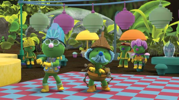 Bild 1 von 5: Der Doozer-Meister und Professor Gimbal tanzen zusammen auf dem Doozer-Tanzwettbewerb.