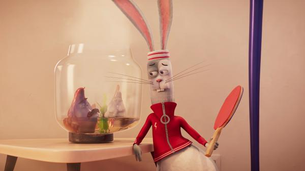 Bild 1 von 1: In der Wohnung der Fische Fred und Frieda ist es so heiß, dass das Wasser aus ihrem Aquarium verdunstet ist.© KiKA/KiKA/2022 Sixteen South/Mikros Animation IP/Tencent - Honorarfreie Verwendung gemäß AGB im engen inhaltlichen redaktionellen Zusammenhang mit genannter Sendung bei Nennung \