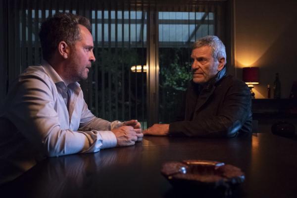 Bild 1 von 5: Edward (Tom Hollander, l.); Julien Baptiste (Tchéky Karyo, r.)