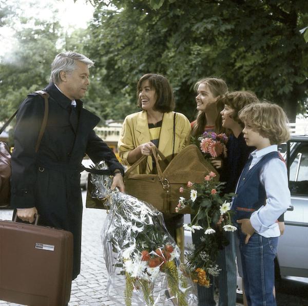 Bild 1 von 1: Nicht gerade ausgeschlafen wird Werner (Peter Weck, l.) vom Nachtzug von Angi (Thekla Carola Wied, 2. v. l.), Tanja (Julia Biedermann, M.), Tom (Tarek Helmy, 2. v. r.) und Markus (Timmo Niesner, r.) begrüßt. Auch Baby Franziska ist dabei.