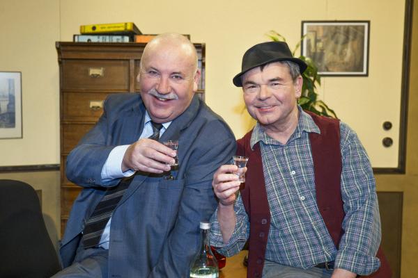 Bild 1 von 2: Karlheinz Hartmann (Bürgermeister, re.) und Albin Braig (Hausmeister Hannes).