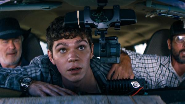 Bild 1 von 5: William (Daniel Diemer, Mitte) will in die Fußstapfen seines Vaters, des legendären Sturmjägers Bill Brody, treten.