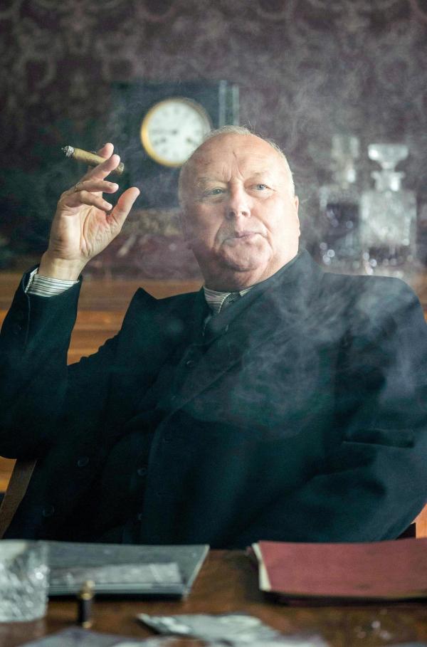 Bild 1 von 3: Im Bild: Polizeipräsident Zörgiebel (Thomas Thieme) gerät zusehends in Bedrängnis.