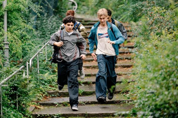 Bild 1 von 2: Pit (Metkan Kalan, hinten rechts) erlebt mit seinen neuen Freunden das Gefühl von Freiheit und Abenteuer.