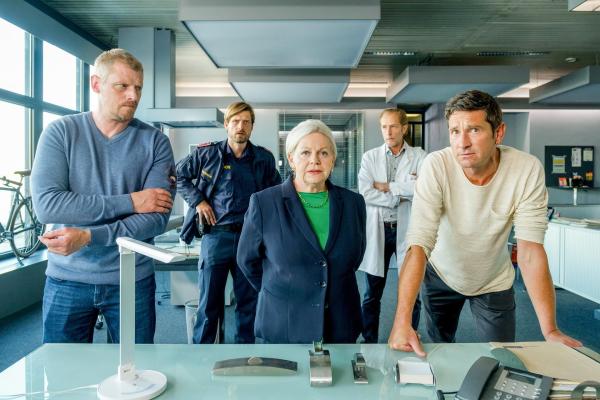 Bild 1 von 18: Im Bild (v.li.): Martin Gruber (Max Herzog), Brigitte Kren (Henriette Wolf), Helmut Bohatsch (Franz Wohlfahrt), Andreas Kiendl (Klaus Lechner).