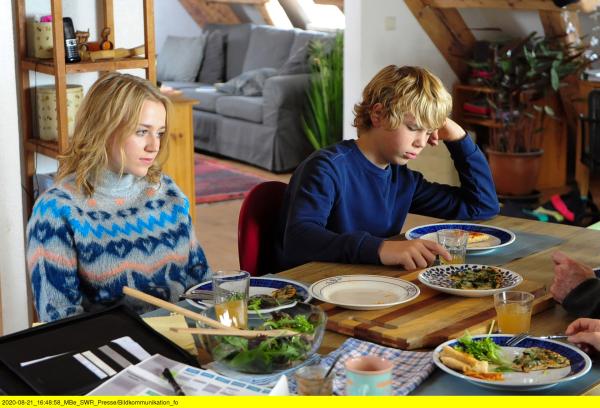 Bild 1 von 6: Nelly (Jule-Marlen Schuck), und Tim (Noah Boehm) beim essen, es herrscht schlechte Stimmung.