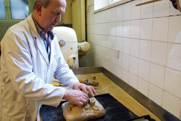 Bild 1 von 6: Im Bild: Bäcker Peterlin in Ferlach (Südkärnten) macht Osterbrot (gefüllt mir Schinken).