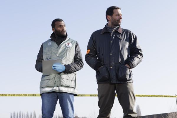 Bild 1 von 5: Doktor Bonnemain (Christopher Bayemi, l.); Adam Karadec (Mehdi Nebbou, r.)