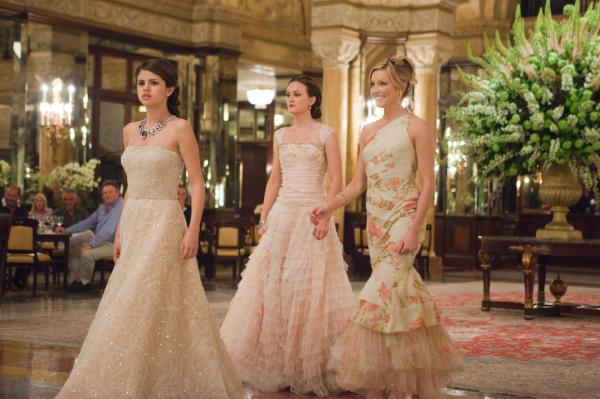Bild 1 von 14: Als Grace (Selena Gomez, M.), Meg (Leighton Meester, M.) und Emma (Katie Cassidy, r.) nach einem desaströsen Sightseeingtrip eine Pause erlauben, schleichen sie sich in die Lobby eines 5-Sterne-Hotels. Dort wird Grace mit einer reichen Erbin Cordelia verwechselt, und von nun bewegen sich die Mädels in der Welt der Reichen und Schönen ...l