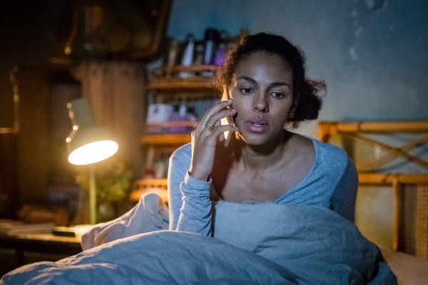 Bild 1 von 10: Katy (Marsha Thomason) bekommt einen Anruf.