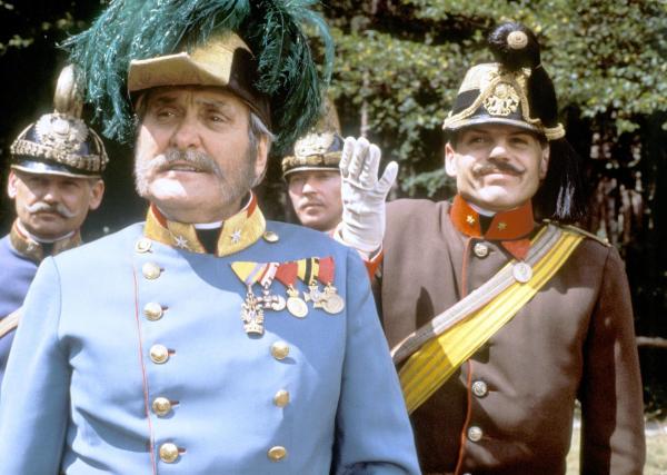 Bild 1 von 29: Im Bild (v.li.): Kurt Jaggberg (General), Michael Scheidl (Leutnant Farini).