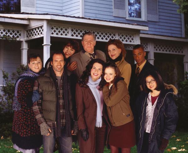 Bild 1 von 10: Bei (hinten v.l.n.r.) Miss Patty (Liz Torres), Richard (Edward Herrmann), Emily (Kelly Bishop), Michel (Yanic Truesdale), (vorne v.l.n.r.) Sookie (Melissa McCarthy), Luke (Scott Patterson), Lorelai (Lauren Graham), Rory (Alexis Bledel) und Lane (Keiko Agena) ist immer was los ...
