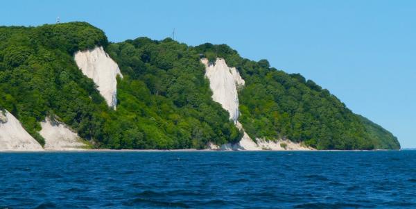 Bild 1 von 11: Kreidefelsen vom Wasser aus betrachtet.