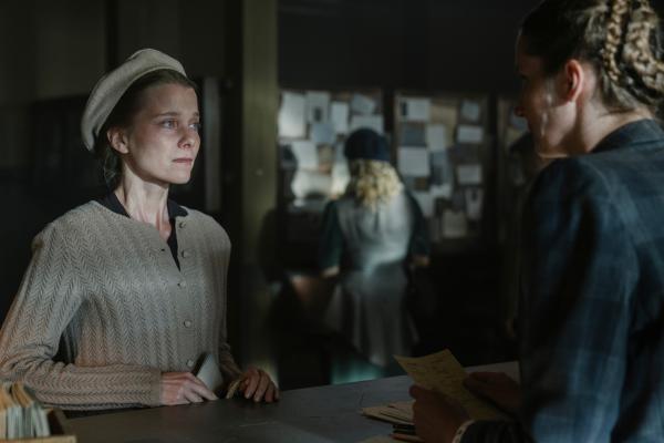 Bild 1 von 11: Elli Goebel (Henrike von Kuik,l.) auf der Suche nach ihrer Schwester. Erst mit der Einrichtung des zentralen \