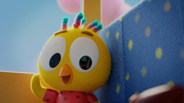 Bild 1 von 3: Im Bus freut sich Karla riesig darauf, ihrer Klasse ihre neuen regenbogenfarbenen Locken zu zeigen.