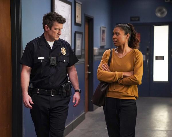 Bild 1 von 3: Auf dem Revier trifft Nolan (Nathan Fillion) auf seine Professorin Ryan (Toks Olagundoye). Sie will um Hilfe bitten, da sie immer wieder anonyme Nachrichten beunruhigen und schlimmer noch - sie glaubt, beobachtet zu werden.
