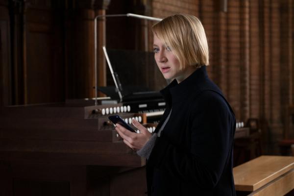 Bild 1 von 6: Eine heiße Spur führt Nora Weiss (Anna Maria Mühe) in die Kirche. Nora erhält eine Nachricht auf ihrem Handy und wird nachdenklich.