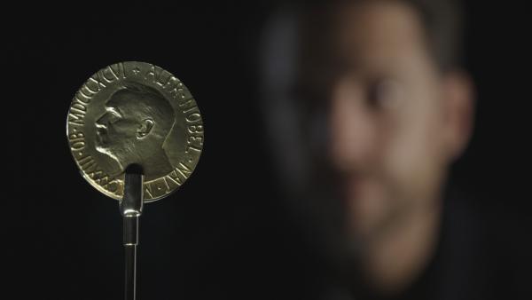 Bild 1 von 8: Medaille des Friedensnobelpreises, die seit 1901 jedes Jahr für besondere Verdienste für den Frieden verliehen wird.