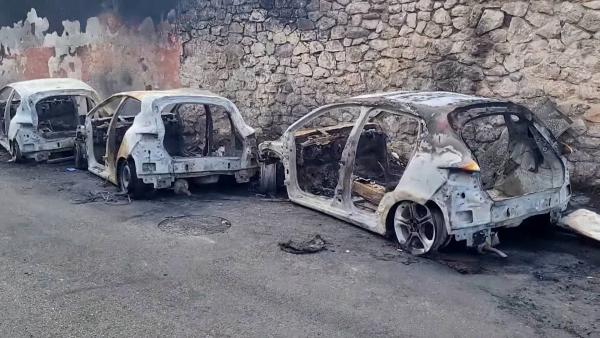 Bild 1 von 6: In Marseille sind ausgebrannte Autowracks zu einer Plage geworden. Die gestohlenen Fahrzeuge werden ausgeschlachtet und anschließend in Brand gesteckt.