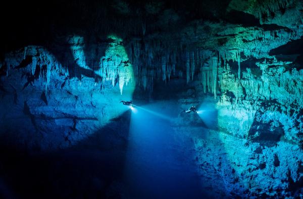 Bild 1 von 15: Schweben wie im Weltall. Diese Doline in Yucatán misst 75 Meter im Durchmesser und ist 90 Meter tief.