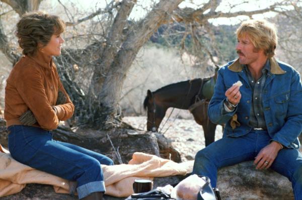 Bild 1 von 15: Als eines Tages Rising Star, ein wertvolles Rassepferd, unter Drogen gesetzt wird, reitet Sonny (Robert Redford, r.) während der Gala in voller Montur mit dem Pferd davon. Reporterin Hallie (Jane Fonda, l.) macht sich auf die Suche nach ihm ...
