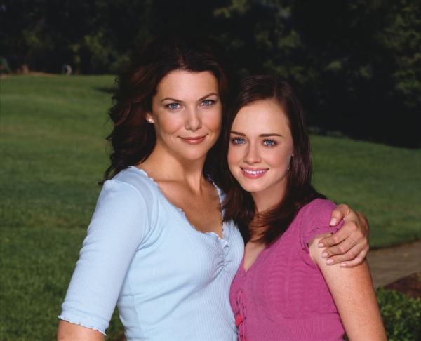 Bild 1 von 7: (4. Staffel) - Aufregende Zeiten warten auf Lorelai (Lauren Graham, l.) und Rory (Alexis Bledel, r.) ...