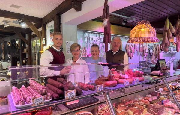 Bild 1 von 13: Zora mit Familie Gundlach von der Ammerländer Schinkendiele in Bad Zwischenahn.