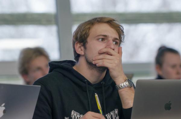 Bild 1 von 5: Für einige bedeutet das Studium an der Pariser Elite-Uni HEC einen radikalen Bruch. Wie findet man sich mit 20 Jahren in einer Welt zurecht, deren kulturelle Codes man nicht kennt?